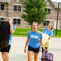 Alumni volunteer at Move-In